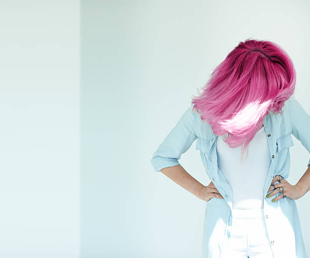 movimento filmagem de cabelo pintado - shirt women pink jeans imagens e fotografias de stock