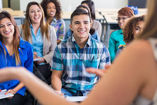 笑顔のティーンに耳を傾けながら、スピーカのプレゼンテーション中の学校 - presentation business adult student seminar ストックフォトと画像