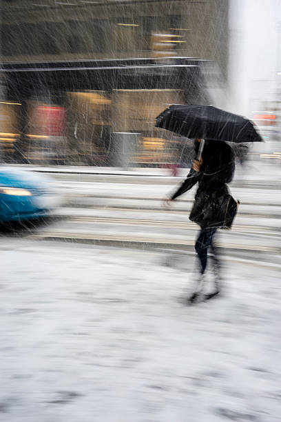 mujer caminar en la nieve - toronto lovelocal ontario canada fotografías e imágenes de stock