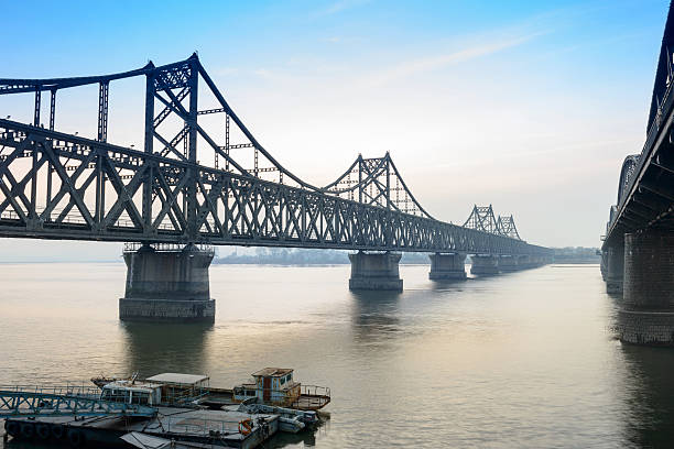 Louisville, Kentucky, USA: John F. Kennedy Memorial Bridge - cantilever bridge that carries Interstate 65 over the Ohio River, linking Louisville, Kentucky and Jeffersonville, Indiana - photo by M.Torres