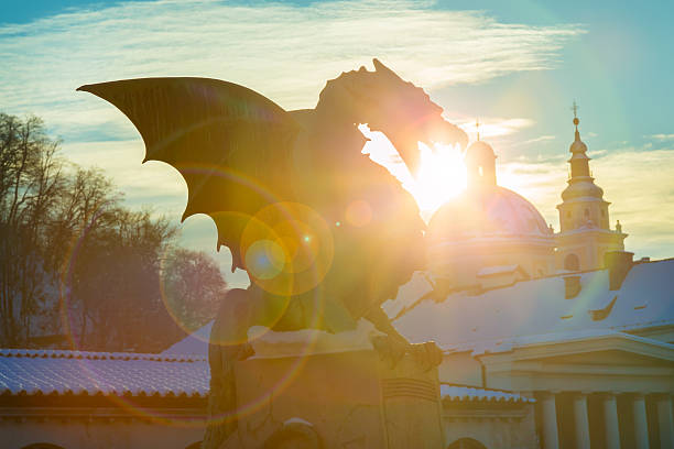 dragon bridge, ljubljana, la slovénie, l'europe. - castle slovenia winter snow photos et images de collection