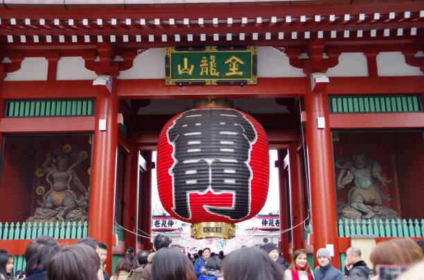 «kaminarimon porte le senso-ji temple de nouvel an, jour - kaminarimon gate photos et images de collection