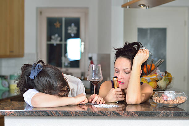 2 つの若い女性の酔っ払い - family house flash ストックフォトと画像