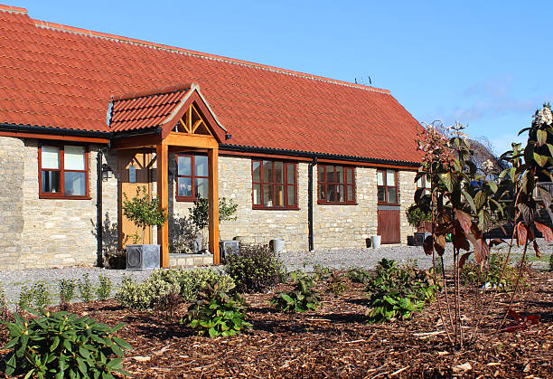 velho celeiro conversão house/bungalow, convertido estábulos/outbuilding, de frente para o jardim - barn conversion - fotografias e filmes do acervo