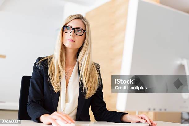 Geschäftsfrau Sitzen An Ihrem Schreibtisch Stockfoto und mehr Bilder von Blondes Haar - Blondes Haar, Brille, Büro