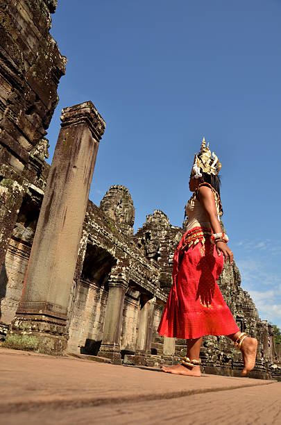 cambogiano ballerino a piedi di angkor-tom - angkortom foto e immagini stock