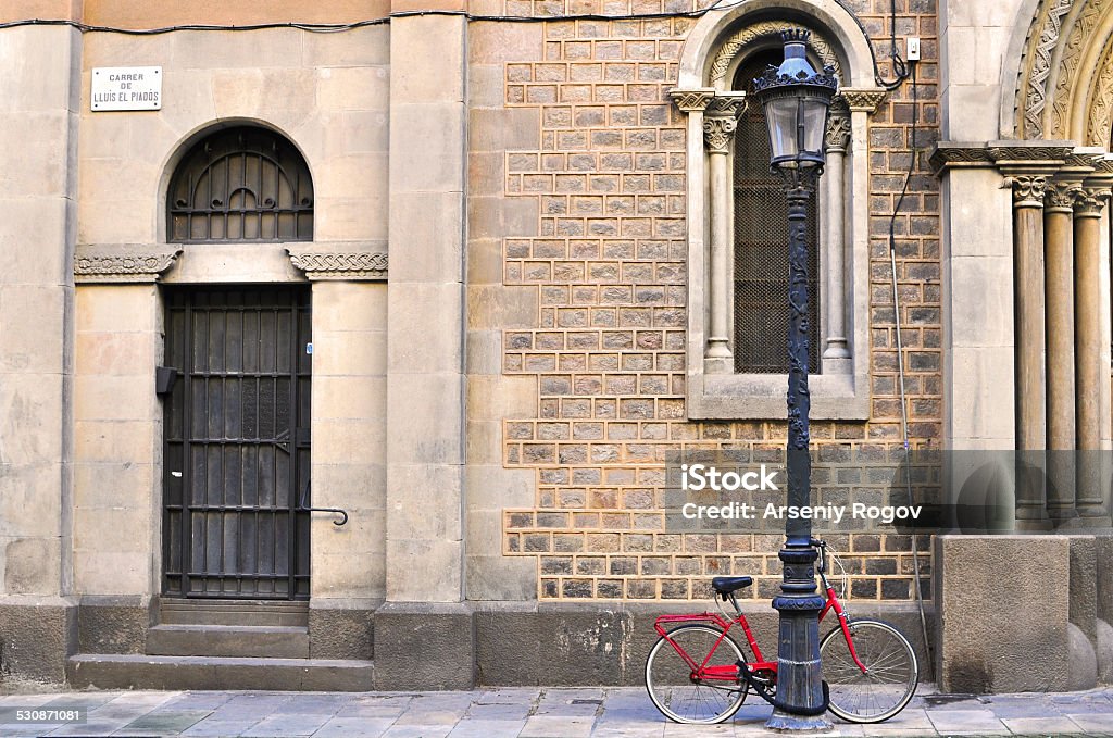En bicicleta en la calle - Foto de stock de Aire libre libre de derechos