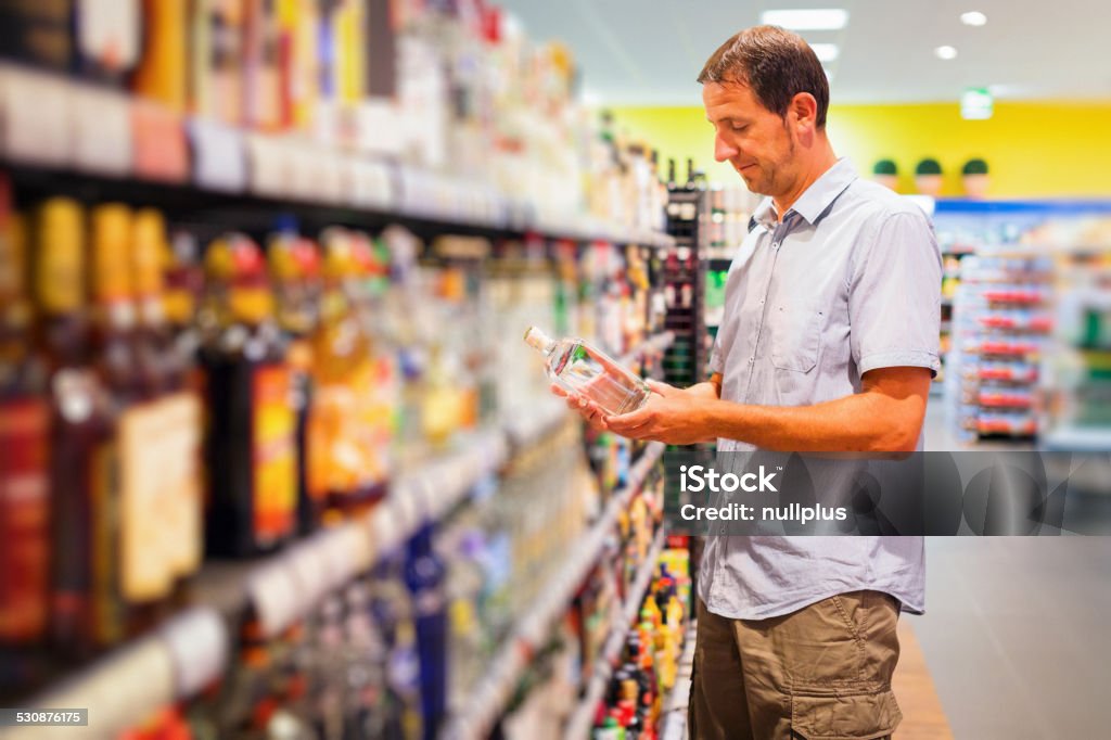 Adulte homme au supermarché - Photo de Faire les courses libre de droits