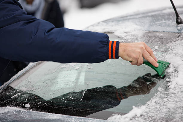 człowiek skrobać zamrożone śnieg z samochodów windows - snow car window ice scraper zdjęcia i obrazy z banku zdjęć