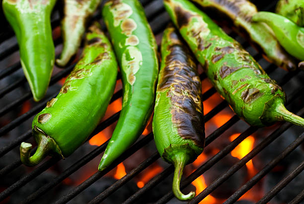 anaheim chilis prażenie makro - roasted zdjęcia i obrazy z banku zdjęć