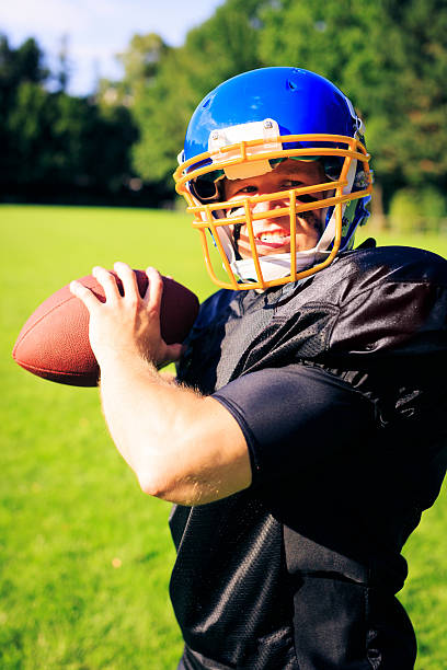 american football 던지기 공 - men summer passing tossing 뉴스 사진 이미지