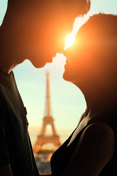 namorados romântico com torre eiffel - paris france eiffel tower love kissing imagens e fotografias de stock