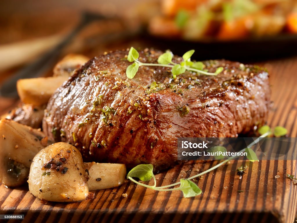 Bistec y champiñones - Foto de stock de Ternera libre de derechos