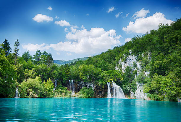 de plitvice lakes, croácia - waterfall multi colored landscape beauty in nature - fotografias e filmes do acervo