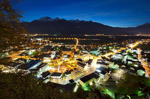 nightscene de vaduz em liechtenstein à noite - liechtenstein - fotografias e filmes do acervo