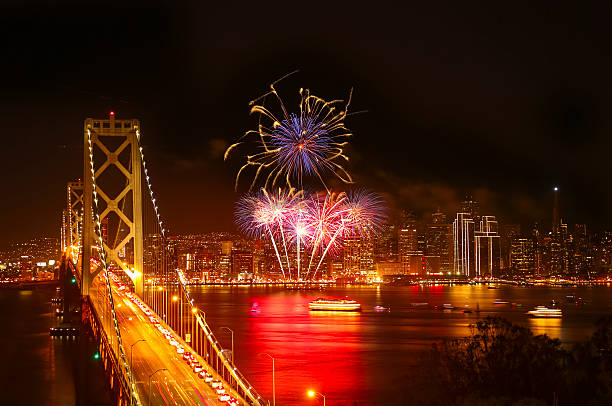 capodanno di fuoco d'artificio a san francisco - bay bridge car traffic transportation foto e immagini stock