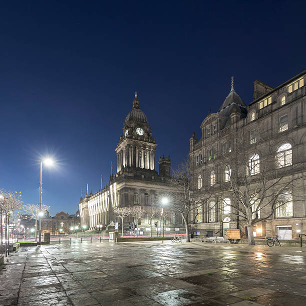 leeds town hall à noite - leeds england town hall leeds town hall uk - fotografias e filmes do acervo