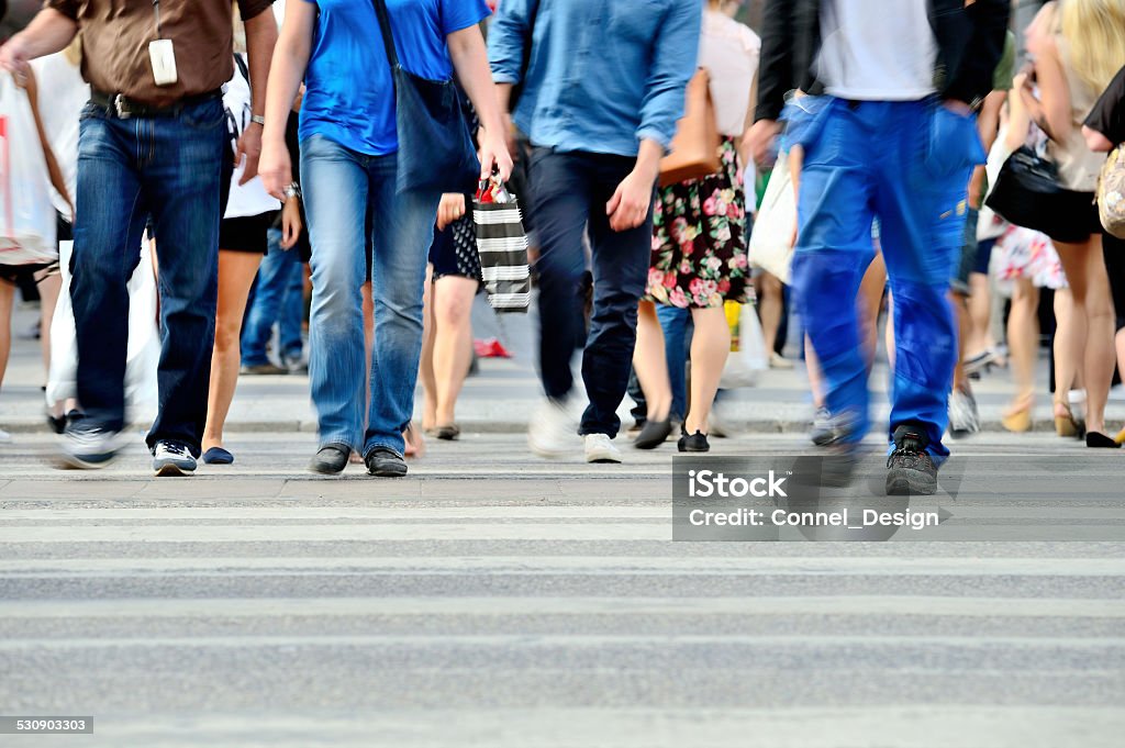 モーションブラー歩行者横断する輝く street - 群集のロイヤリティフリーストックフォト