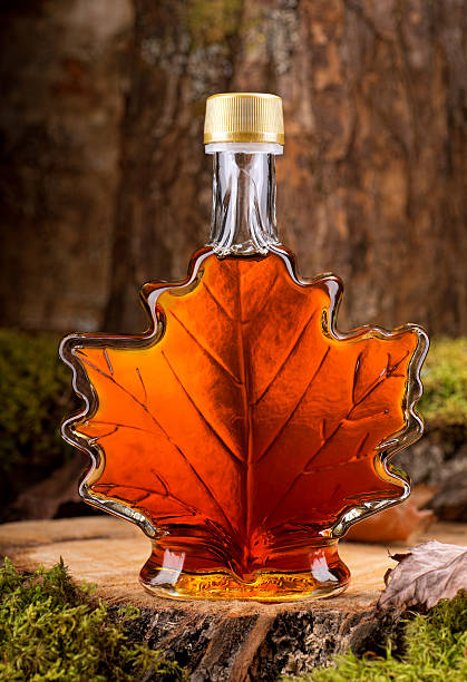 ahornsirup syrup - maple syrup tree sap stock-fotos und bilder