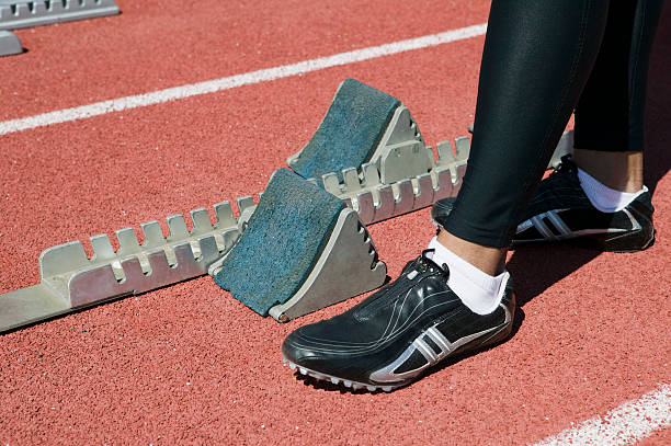 maschio atleta dal blocco di partenza per l'atletica - blocco di partenza per latletica foto e immagini stock