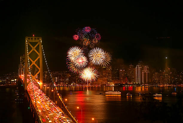 capodanno di fuoco d'artificio a san francisco - bay bridge car traffic transportation foto e immagini stock