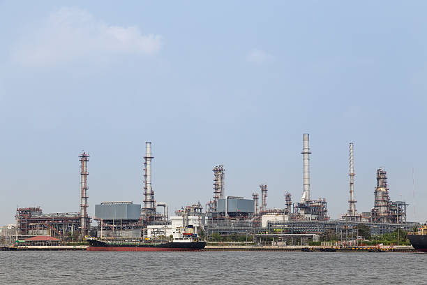 istock Oil refinery factory 530917661