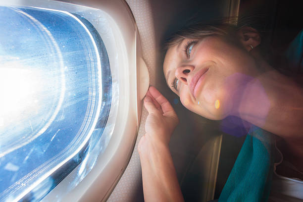 femmina aereo passeggeri godono di vista dalla finestra - airport airplane travel airport lounge foto e immagini stock