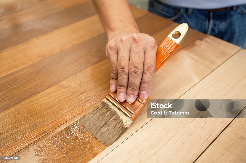 Auftragen schützenden Lack auf einer hölzernen Mobiliar - Lizenzfrei Holz Stock-Foto