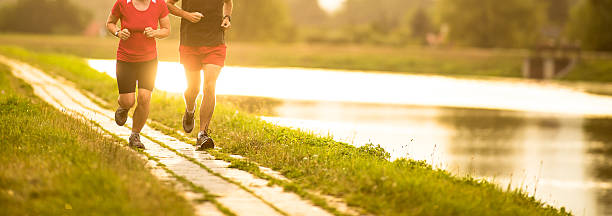 couple courir en plein air - gracious photos et images de collection