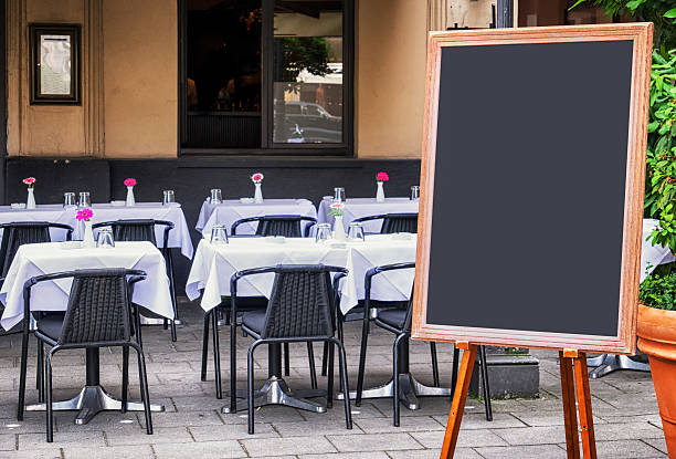 pusty czarny tablica - easel blackboard isolated wood zdjęcia i obrazy z banku zdjęć