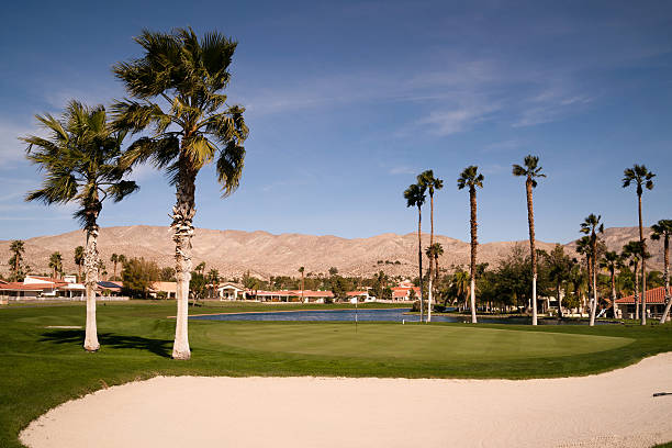 サンドのバンカーゴルフコースパームスプリングス砂漠の山々垂直 - lawn desert golf california ストックフォトと画像