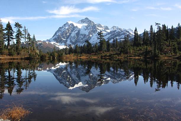 monte shuksan en el parque nacional de las cascadas del norte - lago picture fotografías e imágenes de stock