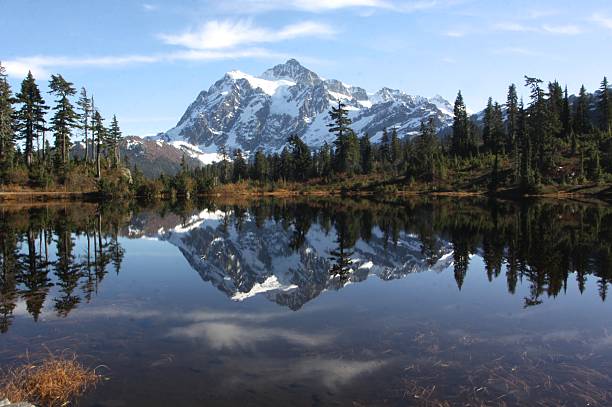 mont shuksan dans le parc national des cascades du nord - lac picture lake photos et images de collection