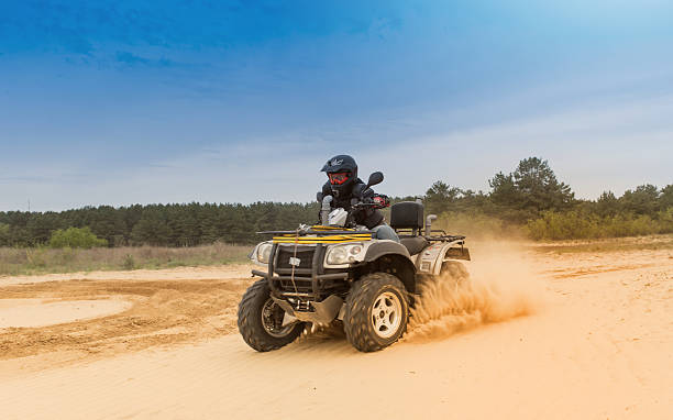 corridas de atv na areia - off road vehicle quadbike motocross desert - fotografias e filmes do acervo