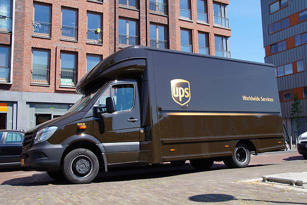 camion de livraison ups postal-mercedes - united parcel service truck shipping delivering photos et images de collection