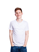 mann-in-jeans-und-t-shirt-junger-mann-studioaufnahme.jpg?b=1&s=170x170&k=20&c=bHkt8zMpXpDugU9GjWA-irSTqxAfjuCQKLp6OuxsFLs=