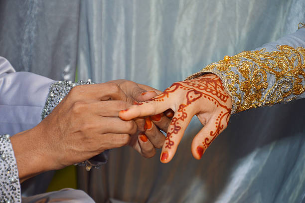 istock Henna On Hands Of Indonesian Wedding Bride 530937749