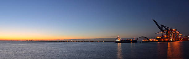 dragagem em portos de felixstowe à noite - river orwell imagens e fotografias de stock