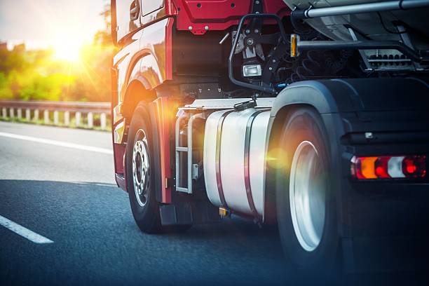 semi-camion su un'autostrada - truck tire foto e immagini stock