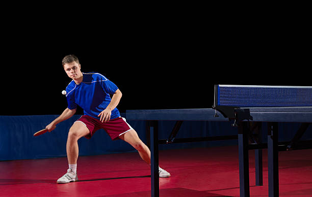 joueur de tennis de table isolé - tennis indoors sport leisure games photos et images de collection