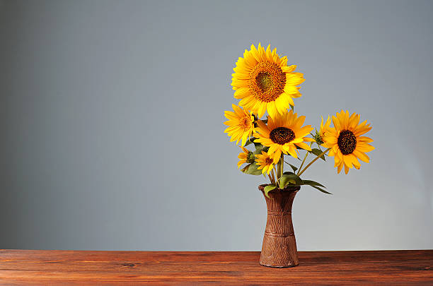 girasol en un cerámico jarrón - wood single flower flower bouquet fotografías e imágenes de stock