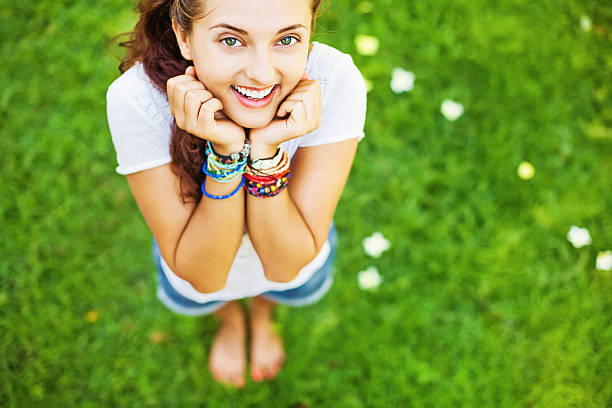 junge frau auf dem rasen mit blick - formal garden flower bed women grass stock-fotos und bilder