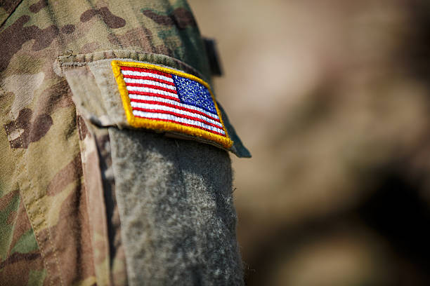 états-unis drapeau et patch solder de l'armée américaine à la tenue - vétéran photos et images de collection