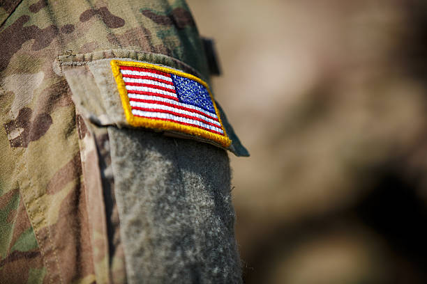 미국 플랙 및 미국 육군 애교점 on 납댐 왜고너의 균일한 - 육군 뉴스 사진 이미지