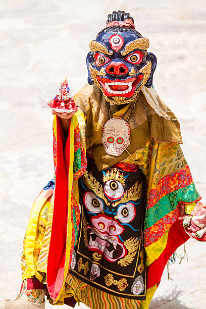 mönch führt eine religiöse maske tanz des tibetischen buddhismus - cham mask stock-fotos und bilder