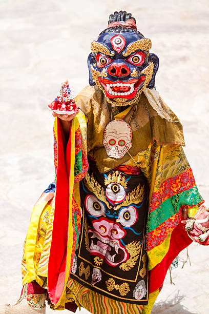 monge faz uma dança com máscaras religioso do budismo tibetano - cham mask - fotografias e filmes do acervo