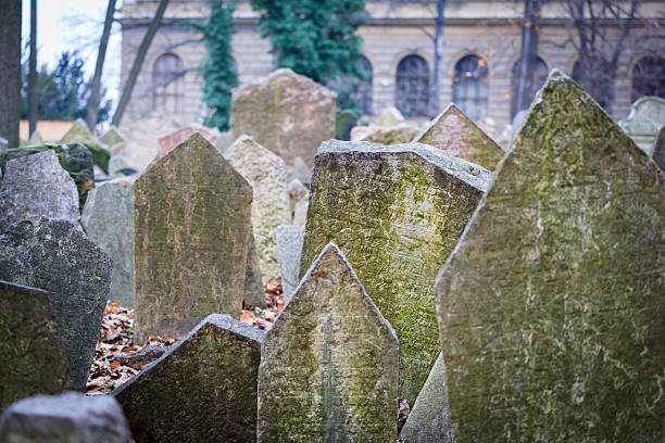istock Old Jewish Cemetery in Prague 530953557