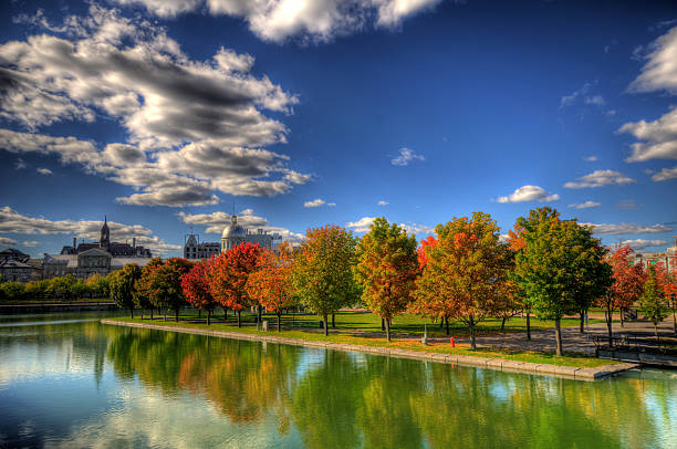 couleurs automnales dans le parc bonsecours - vieux montréal zdjęcia i obrazy z banku zdjęć