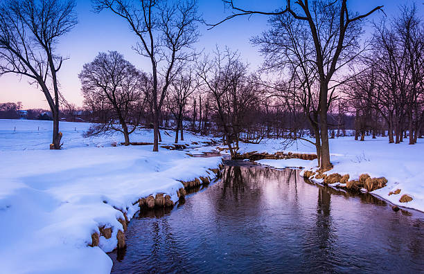 inverno vista di un torrente nella campagna contea di york, pennsylvania. - winter river foto e immagini stock