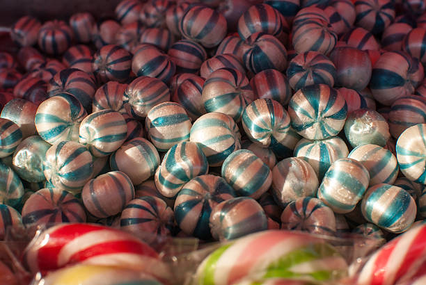 coloré bonbon à sucer - stick of hard candy candy striped toughness photos et images de collection